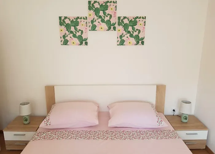 Apartments And Rooms Rosemari 3*