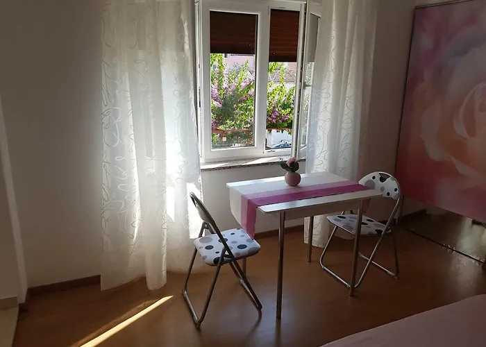 Apartments And Rooms Rosemari Guest house