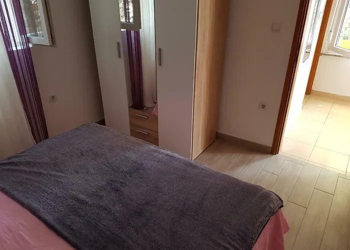 Apartments And Rooms Rosemari Guest house