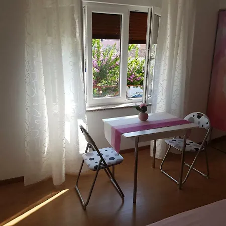 Apartments And Rooms Rosemari Guest house