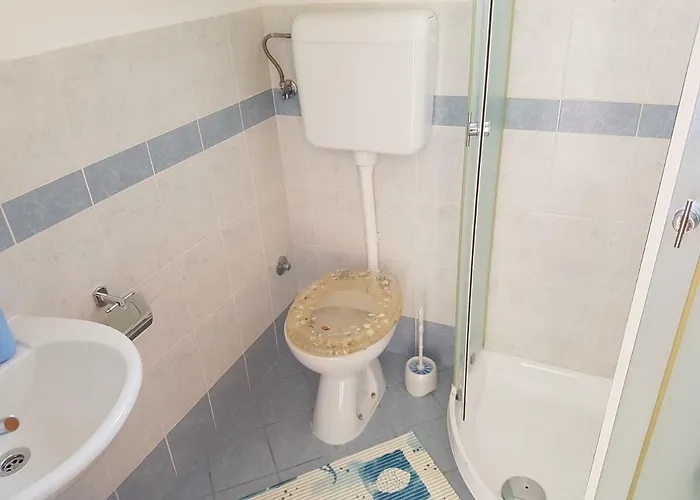 And Rosemari בית הארחה מאלי לוסיניי