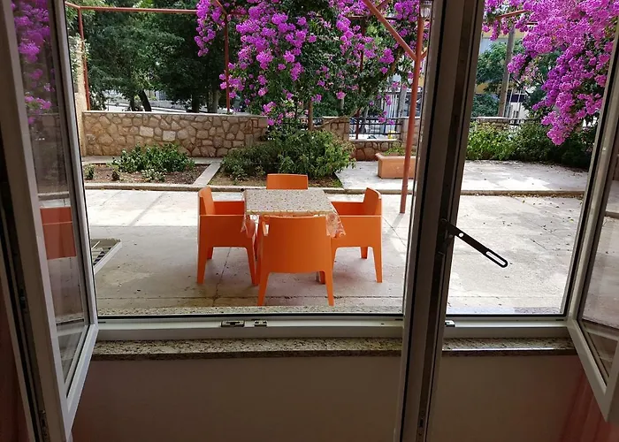 And Rosemari בית הארחה מאלי לוסיניי